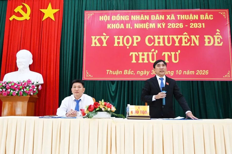 Ông Hồ Sĩ Sơn, Bí thư Đảng uỷ, Chủ tịch HĐND xã phát biểu tại kỳ họp.