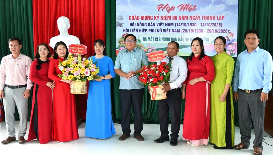 Ông Lữ Phụng Trường, Phó Bí thư Đảng uỷ xã tặng hoa chúc mừng Hội Nông dân và Phụ nữ xã.