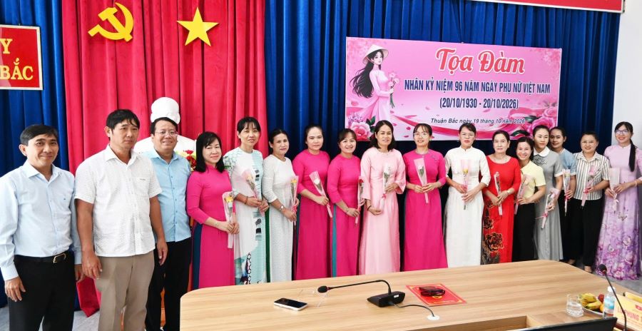 Các đồng chí lãnh đạo xã đã tặng hoa chúc mừng tất cả các chị em phụ nữ công tác trên địa bàn xã.
