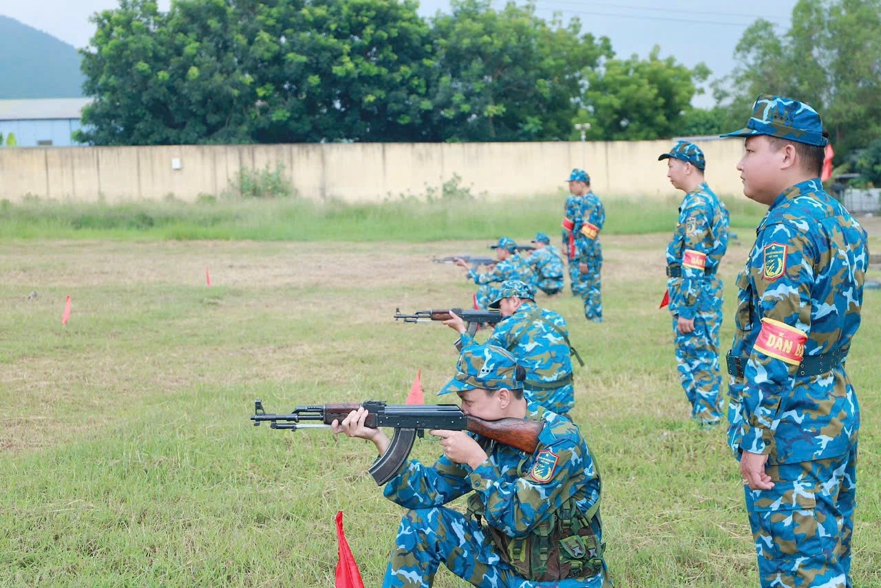 Thực hành bắn súng tiểu liên AK bài 1 ở tư thế quỳ bắn cho quân nhân chuyên nghiệp, hạ sĩ quan, chiến sĩ.