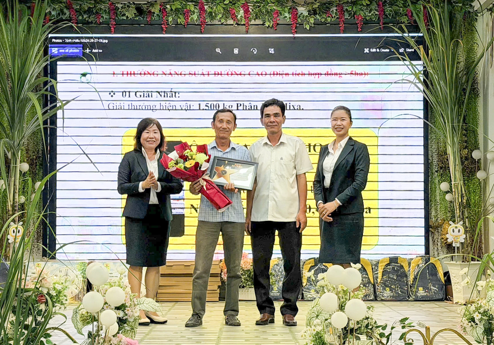 Khen thưởng cho những khách hàng xuất sắc niên vụ 2025-2026.