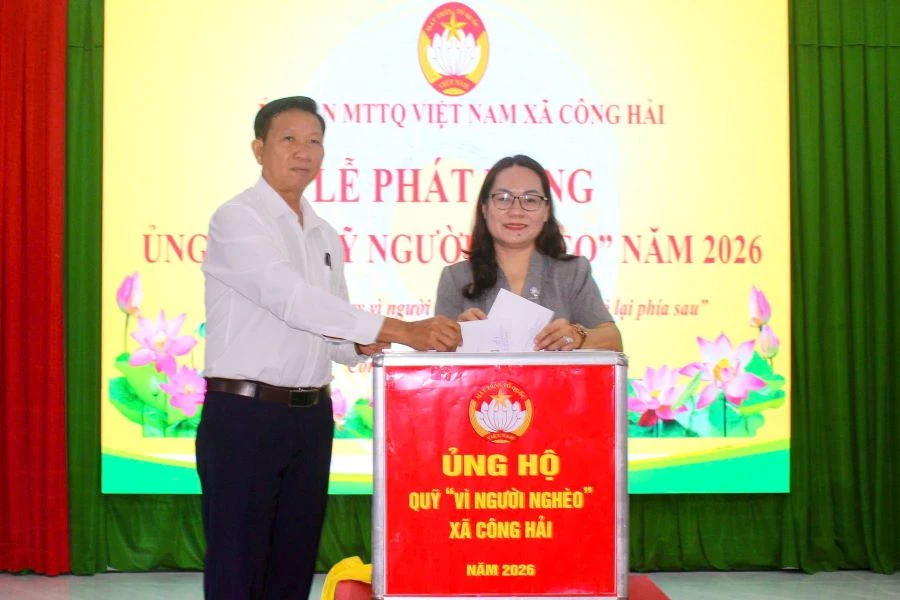 Thường trực Đảng ủy xã Công Hải tham gia ủng hộ Quỹ Vì người nghèo tại lễ phát động.