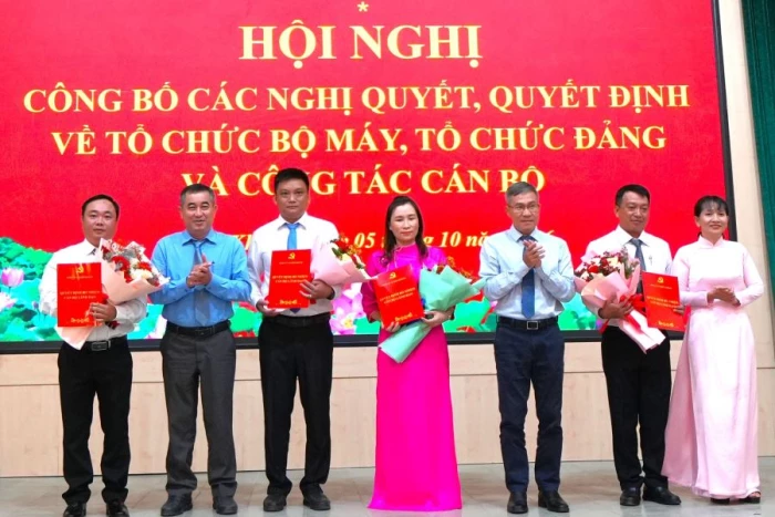 Xã Diên Khánh công bố các nghị quyết, quyết định về tổ chức bộ máy, tổ chức đảng và công tác cán bộ