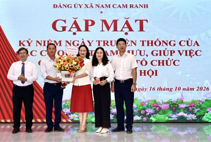 Đảng ủy xã Nam Cam Ranh gặp mặt kỷ niệm ngày truyền thống các cơ quan tham mưu, giúp việc