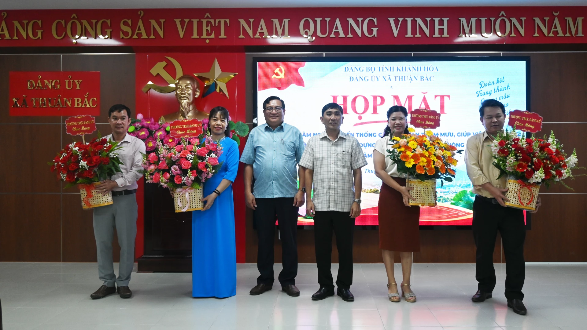 Thường trực Đảng ủy xã Thuận Bắc tặng hoa cho các cơ quan giúp việc Đảng ủy.