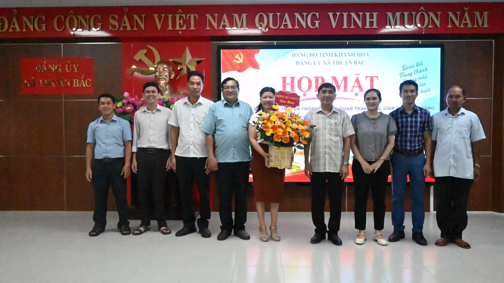 Thường trực Đảng ủy xã Thuận Bắc tặng hoa chúc mừng các cơ quan giúp việc Đảng ủy.
