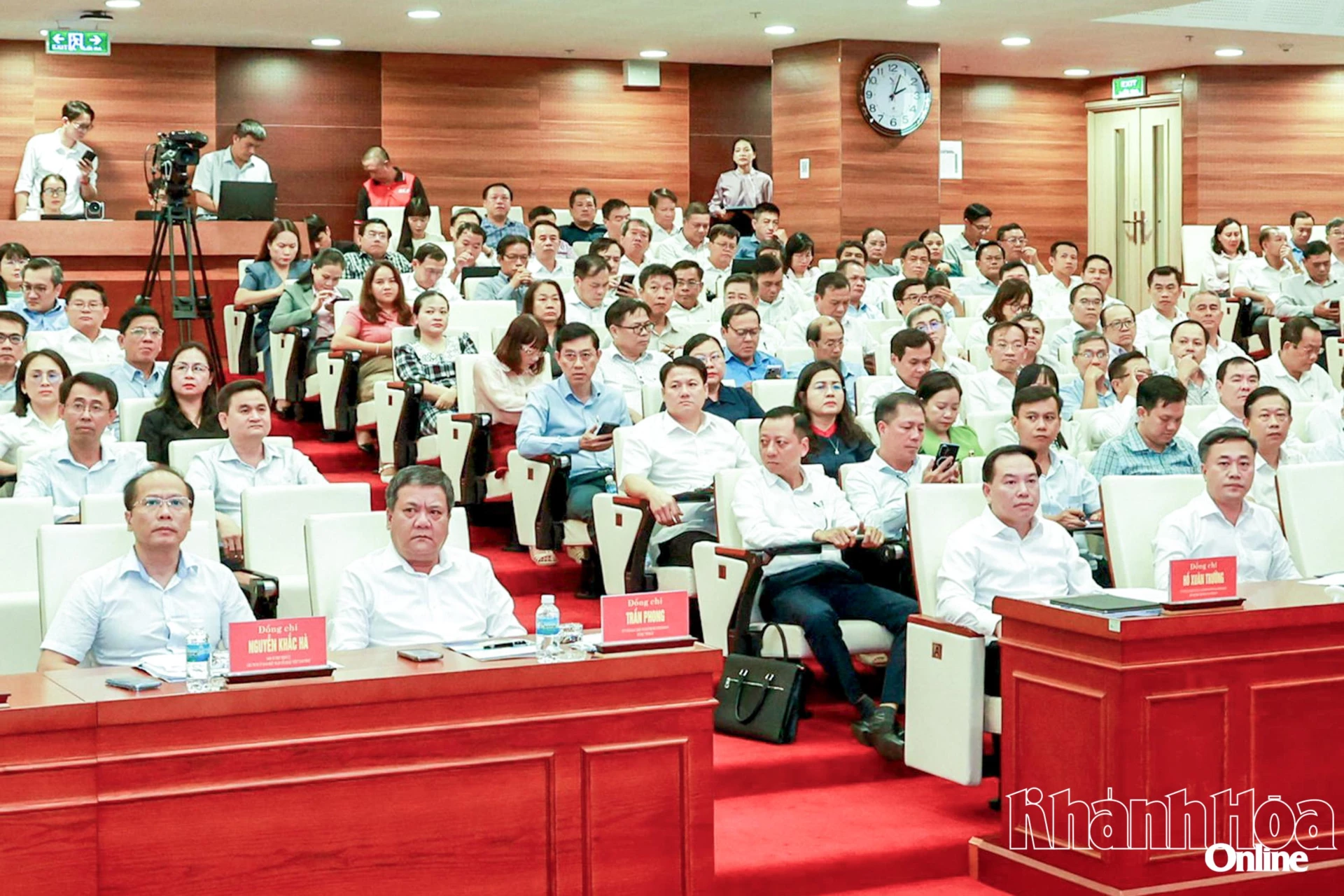 Các đồng chí Thường trực Tỉnh ủy và các đại biểu tham dự Hội nghị nghiên cứu, học tập, quán triệt các văn kiện Hội nghị lần thứ tư Ban Chấp hành Trung ương Đảng khóa XIV và văn bản triển khai của tỉnh.