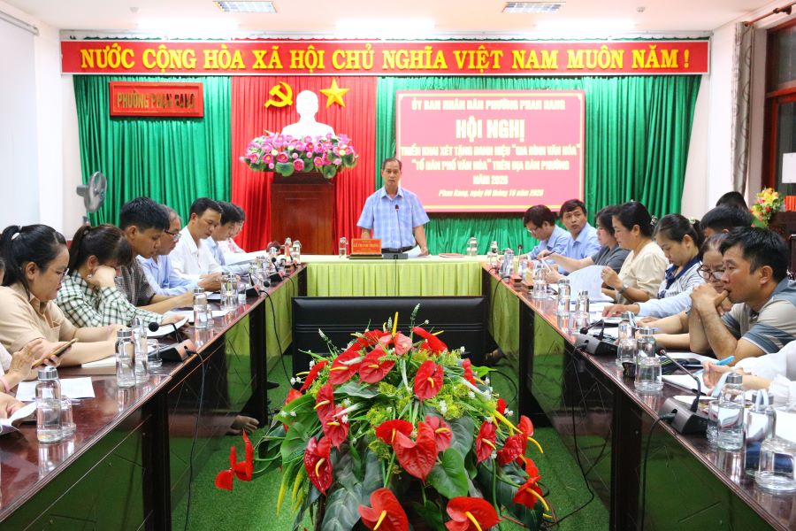 Quang cảnh cuộc họp.