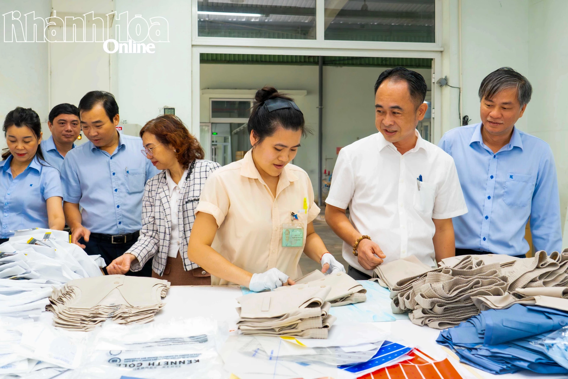 Ông Trần Minh Quang - Tổng Giám đốc Tổng Công ty Khánh Việt thăm hỏi, động viên người lao động tại đơn vị.