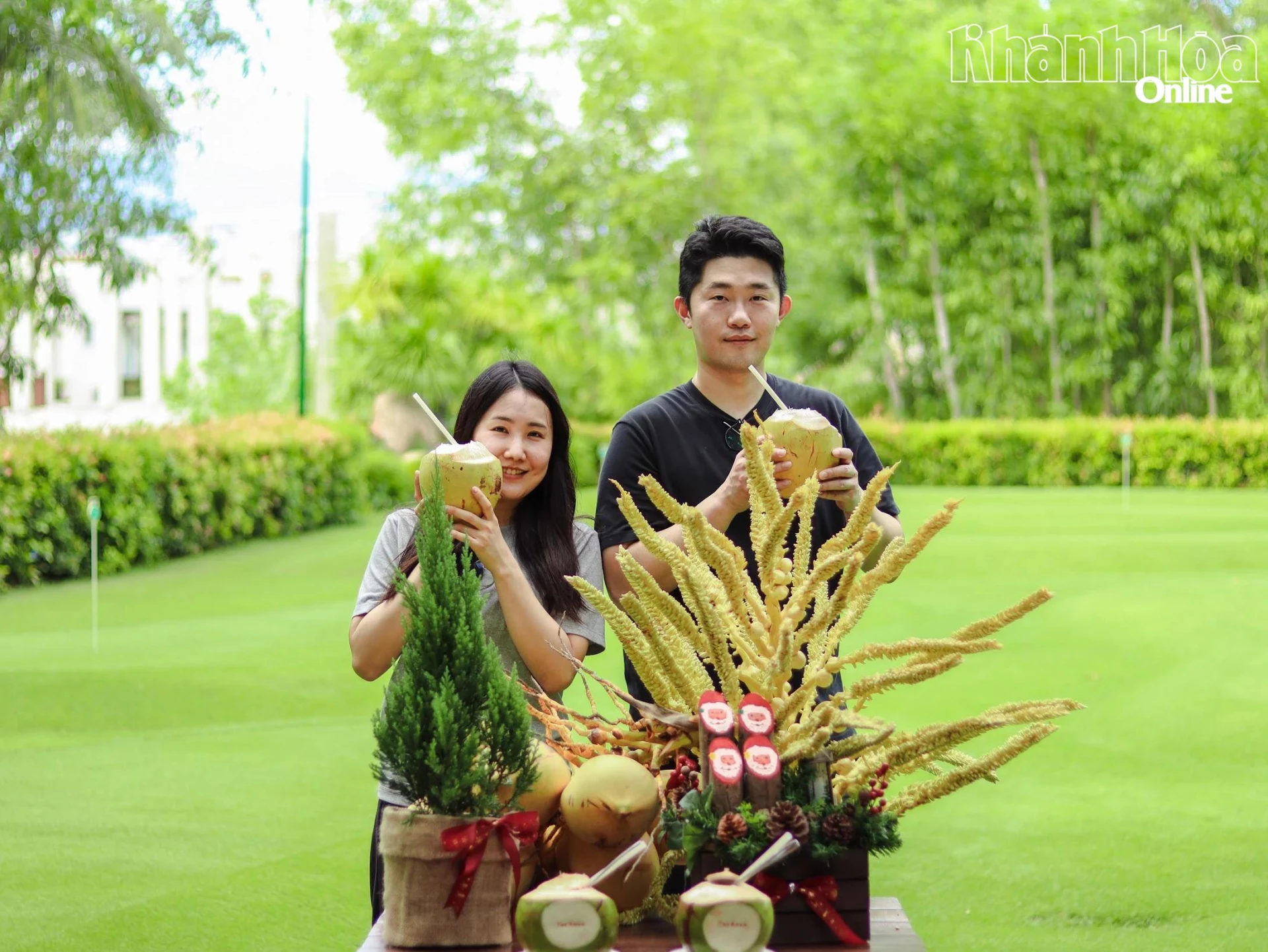 Du khách Hàn Quốc uống nước dừa được trồng trong khuôn viên The Anam Cam Ranh.
