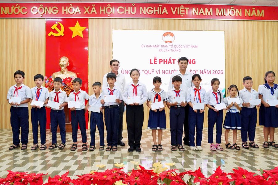 Lãnh đạo Đảng uỷ và Uỷ ban MTTQ Việt Nam xã Vạn Thắng trao học bổng cho học sinh nghèo vượt khó