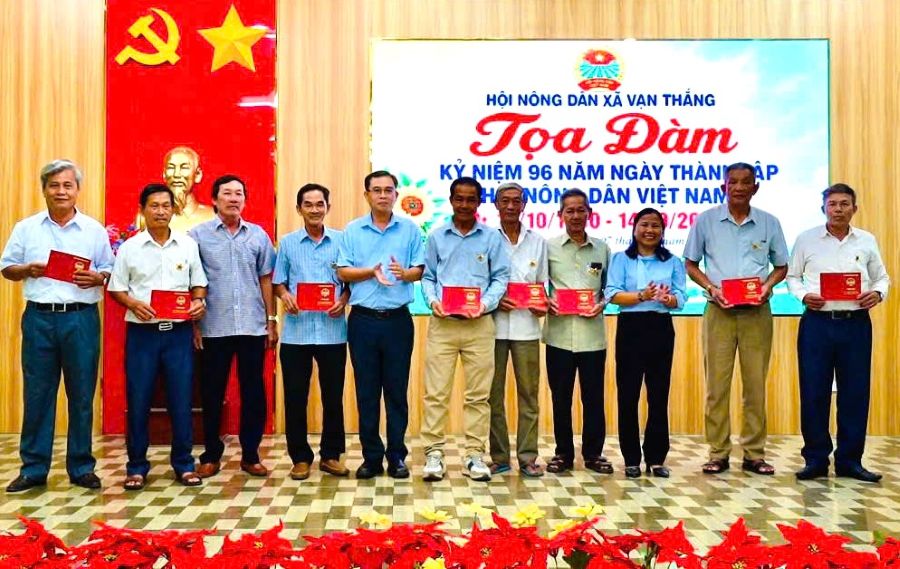 thường trực Đảng uỷ xã Vạn Thắng trao kỷ niệm chương “Vì giai cấp nông dân” cho các cá nhân tiêu biểu