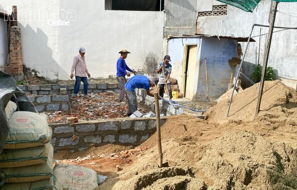 Căn nhà mới của gia đình bà Rỡ đang được khẩn trương thi công.