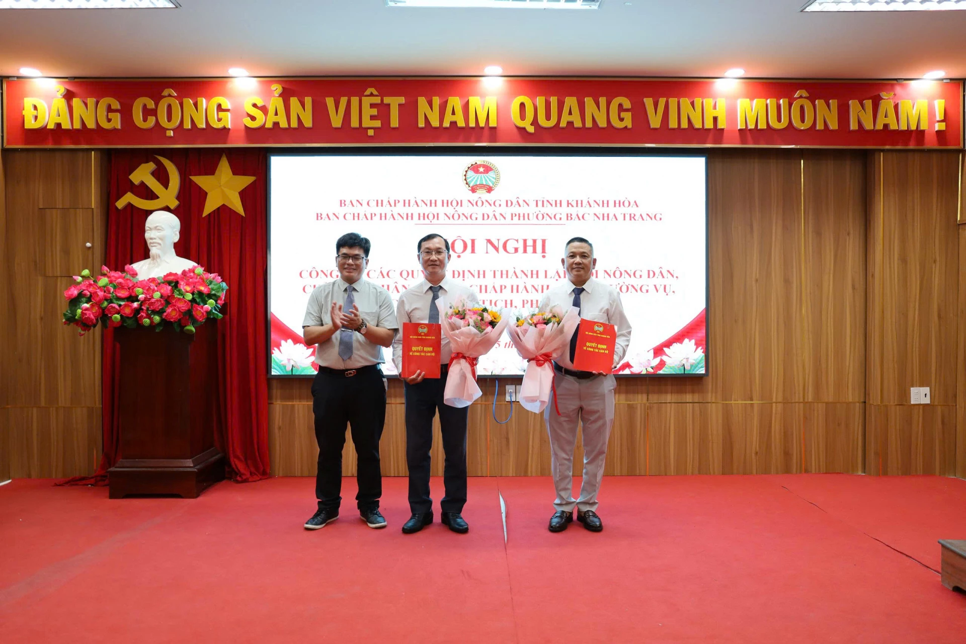 Trao quyết định 