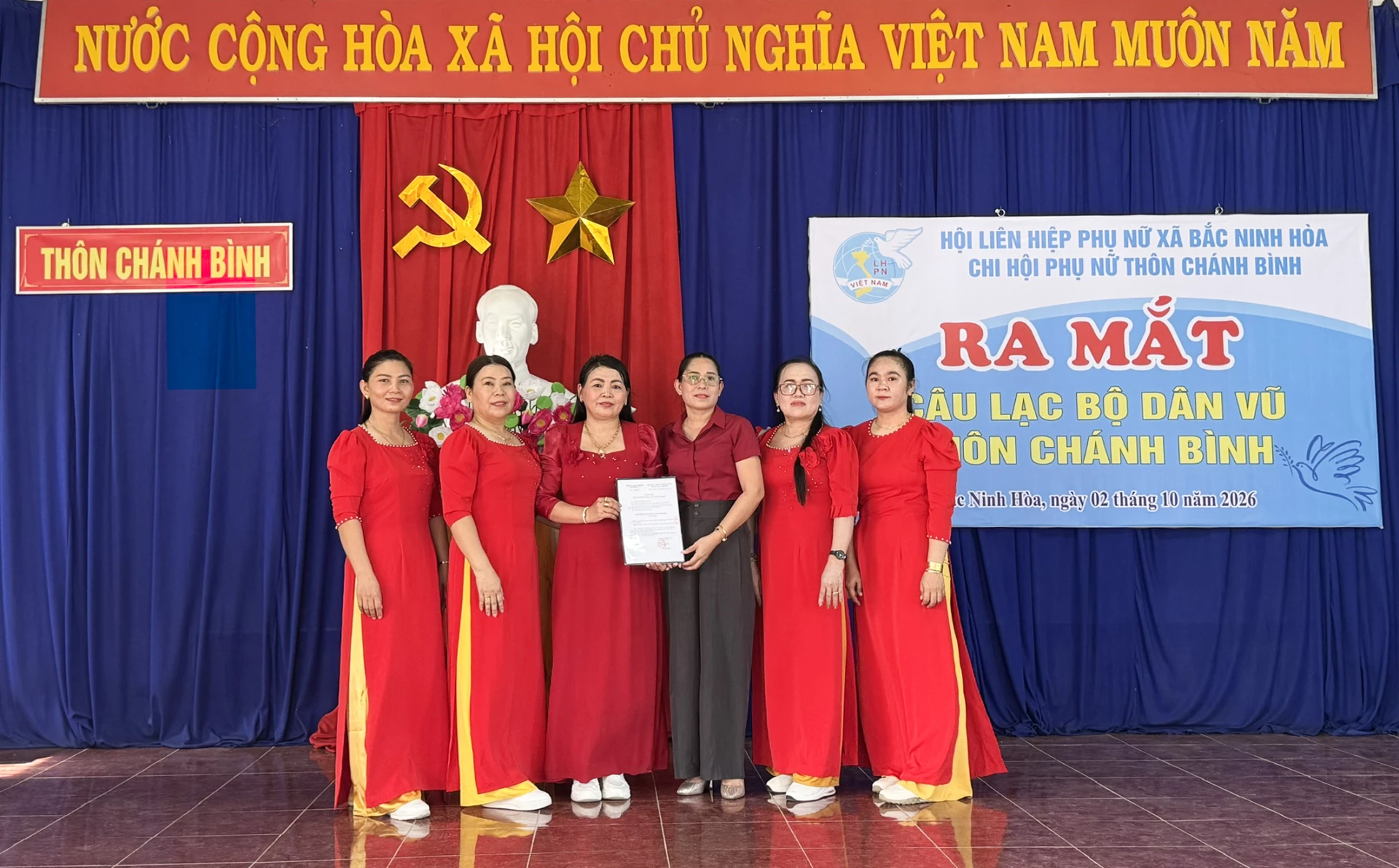 Lãnh đạo Hội Liên hiệp Phụ nữ xã Bắc Ninh Hòa trao quyết định thành lập cho câu lạc bộ.