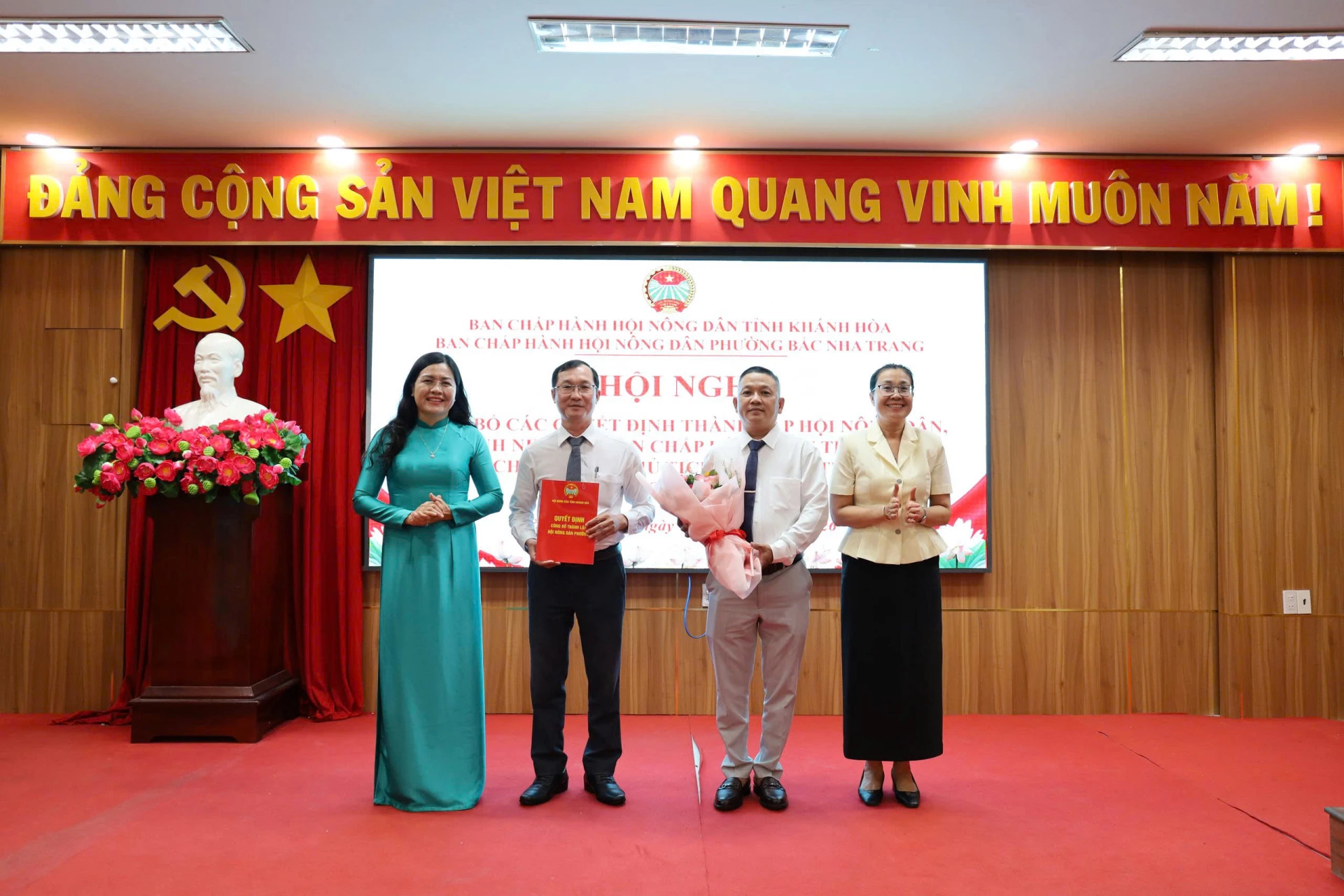 Lãnh đạo Hội Nông dân tỉnh và phường Bắc Nha Trang trao quyết định thành lập Hội Nông dân phường.