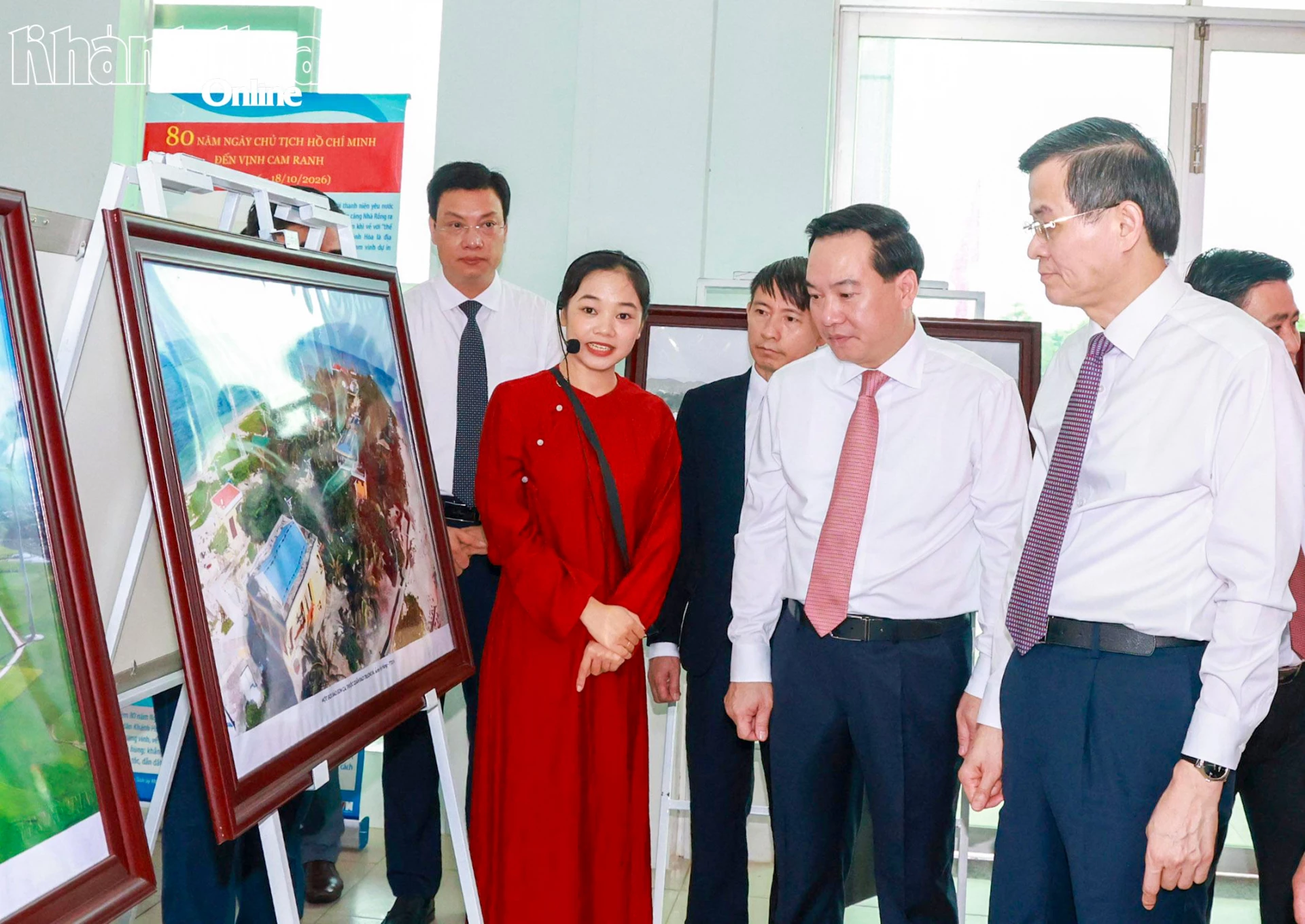 PGS. TS. Đoàn Minh Huấn, đồng chí Hồ Xuân Trường và các đại biểu xem triển lãm ảnh.