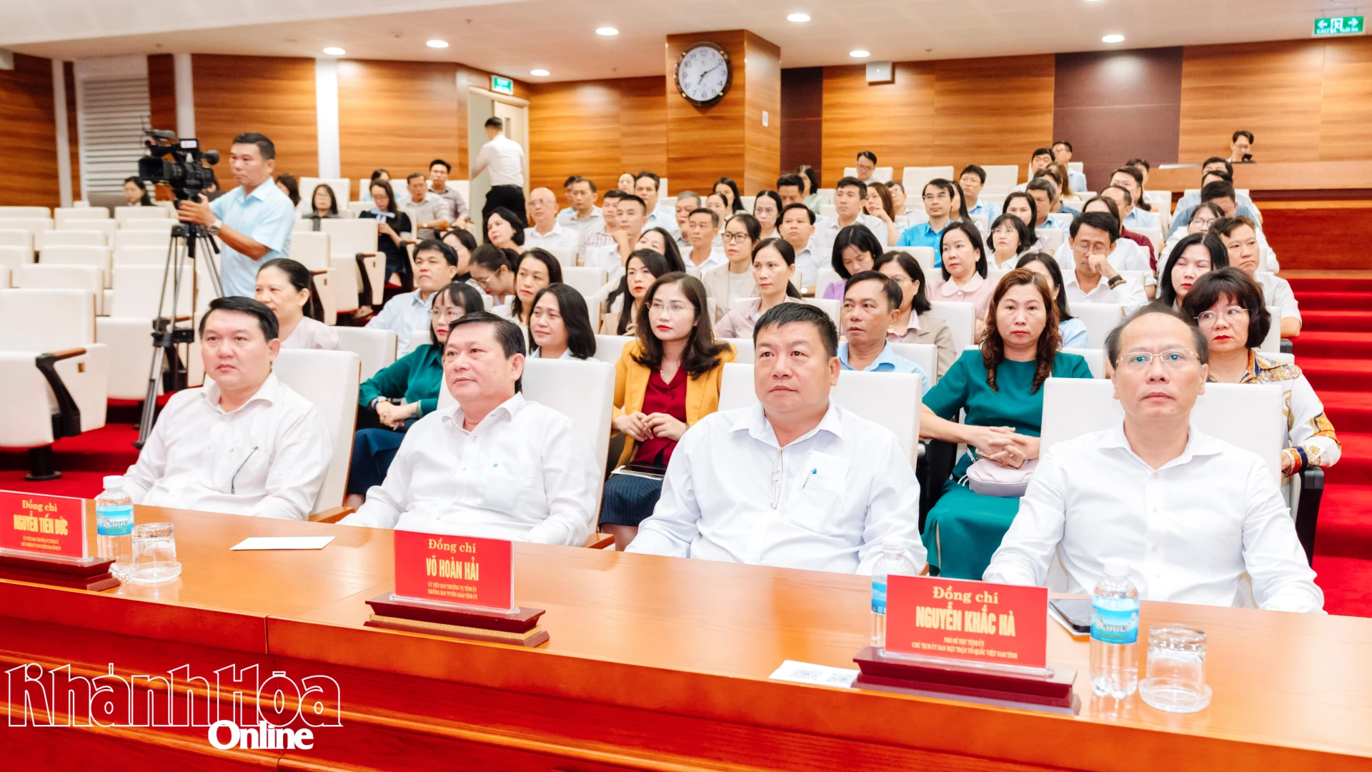 Đồng chí Nguyễn Khắc Hà, các đồng chí Ủy viên Ban Thường vụ Tỉnh ủy và đại biểu tham dự lễ phát động.