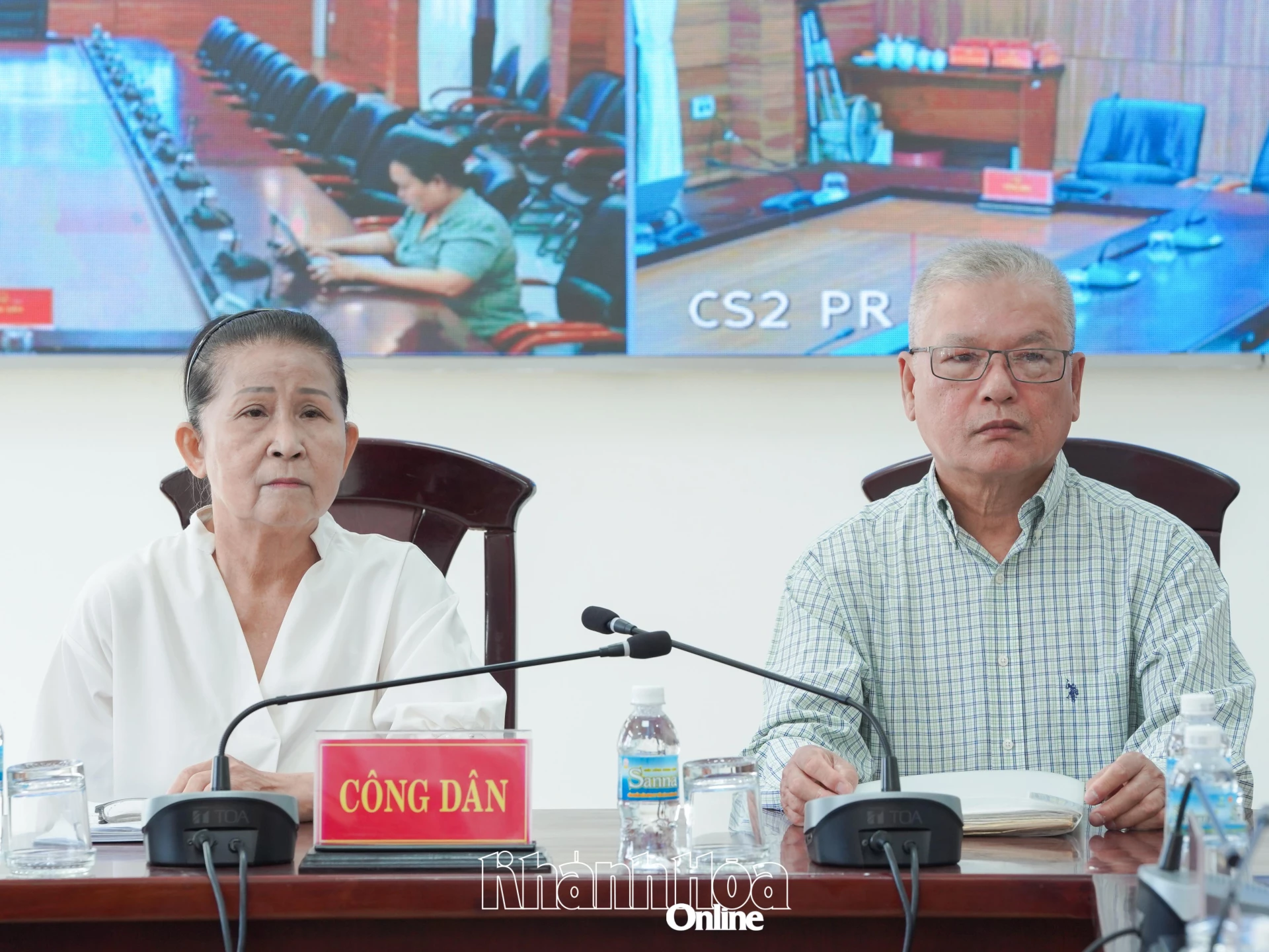 Ông Nguyễn Hữu Diệt và bà Nguyễn Kim Mạnh, đại diện cho 4 hộ dân ở phường Nam Nha Trang trình bày tại buổi tiếp công dân.  