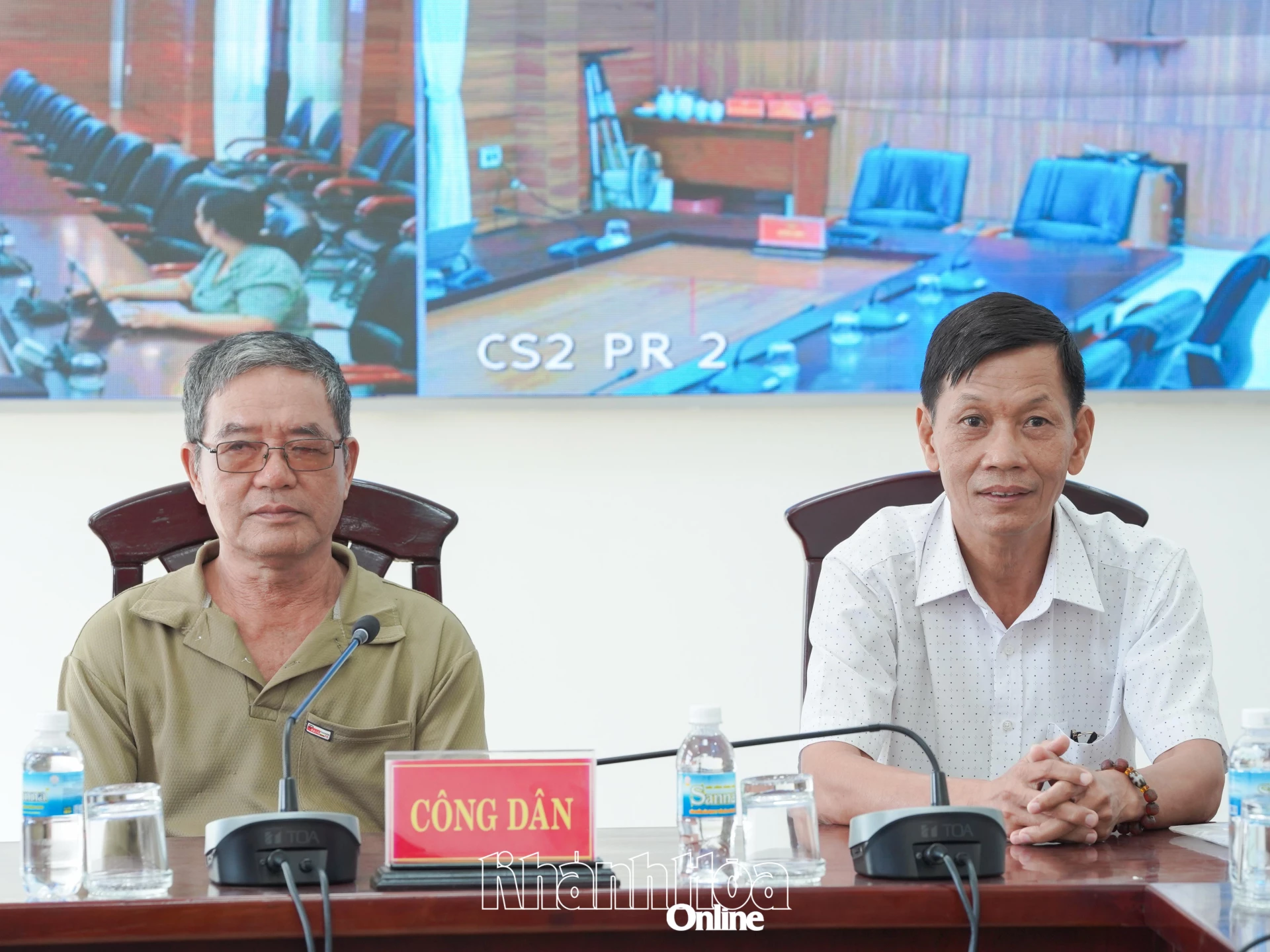 Ông Nguyễn Trung Lâm và ông Nguyễn Ngọc Tuấn, đại diện cho 5 hộ dân ở phường Nam Nha Trang trình bày tại buổi tiếp công dân.
