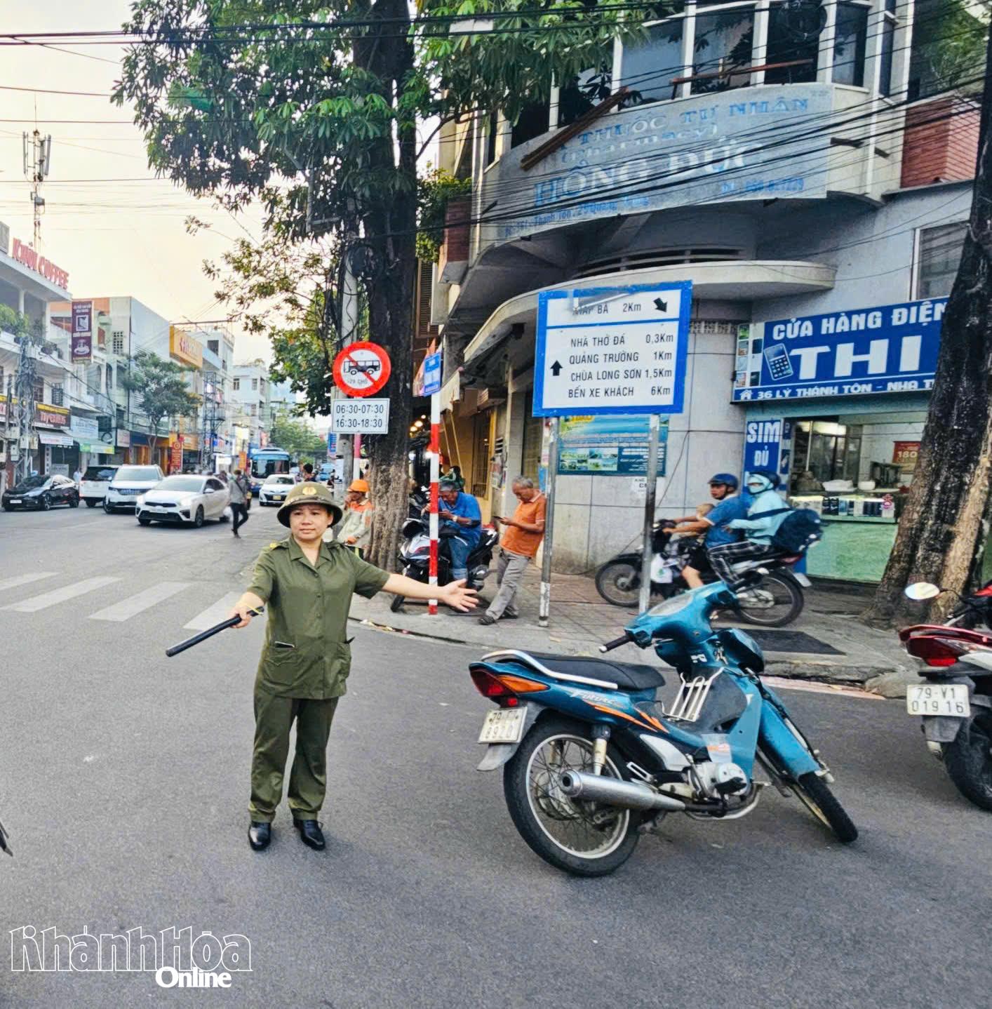 Bà Hoàng Thị Thanh Trúc tham gia điều phối giao thông trên đường Lý Thánh Tôn.