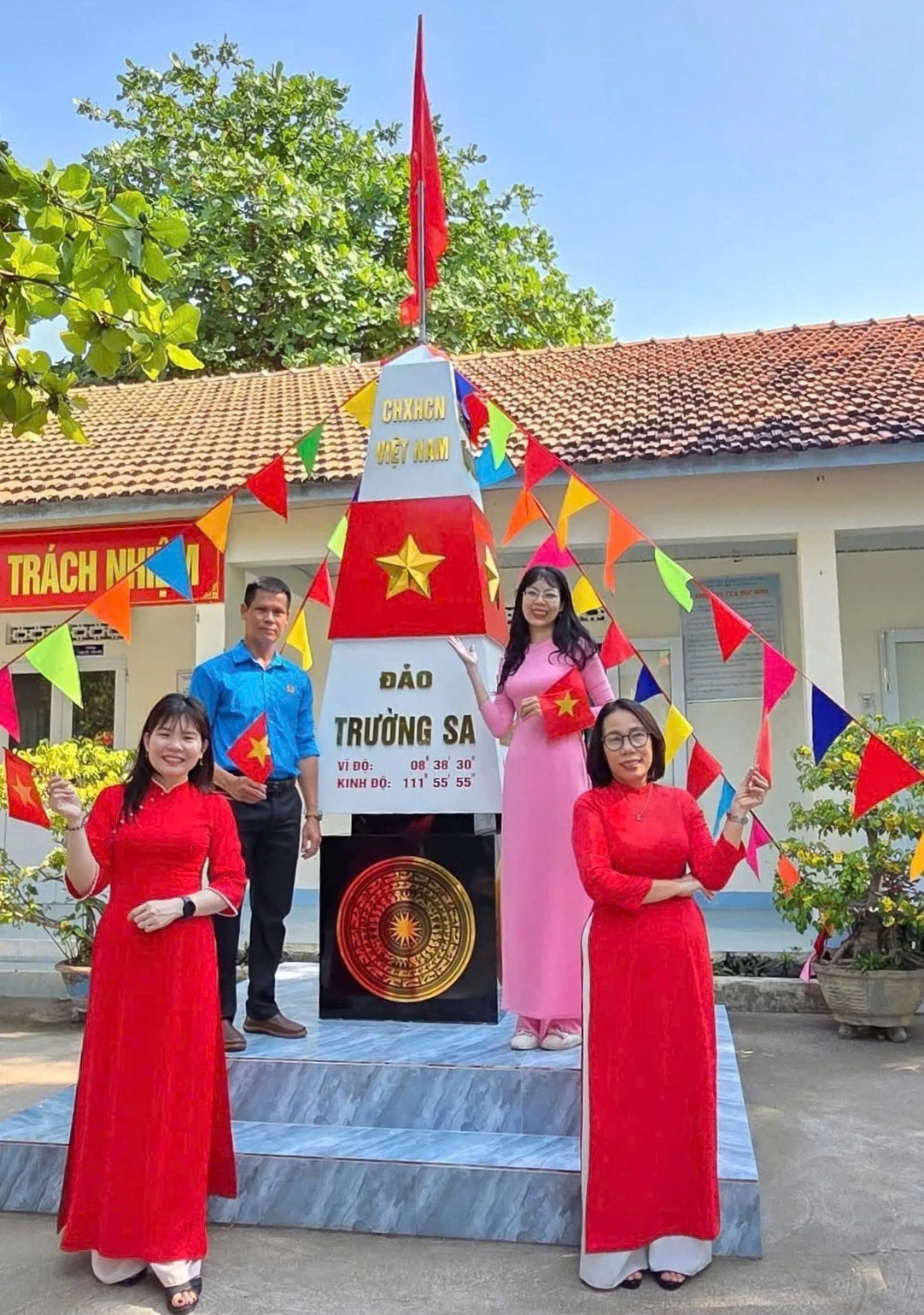 Giáo viên Trường Tiểu học Vạn Thắng chụp ảnh lưu niệm bên mô hình cột mốc Trường Sa.
