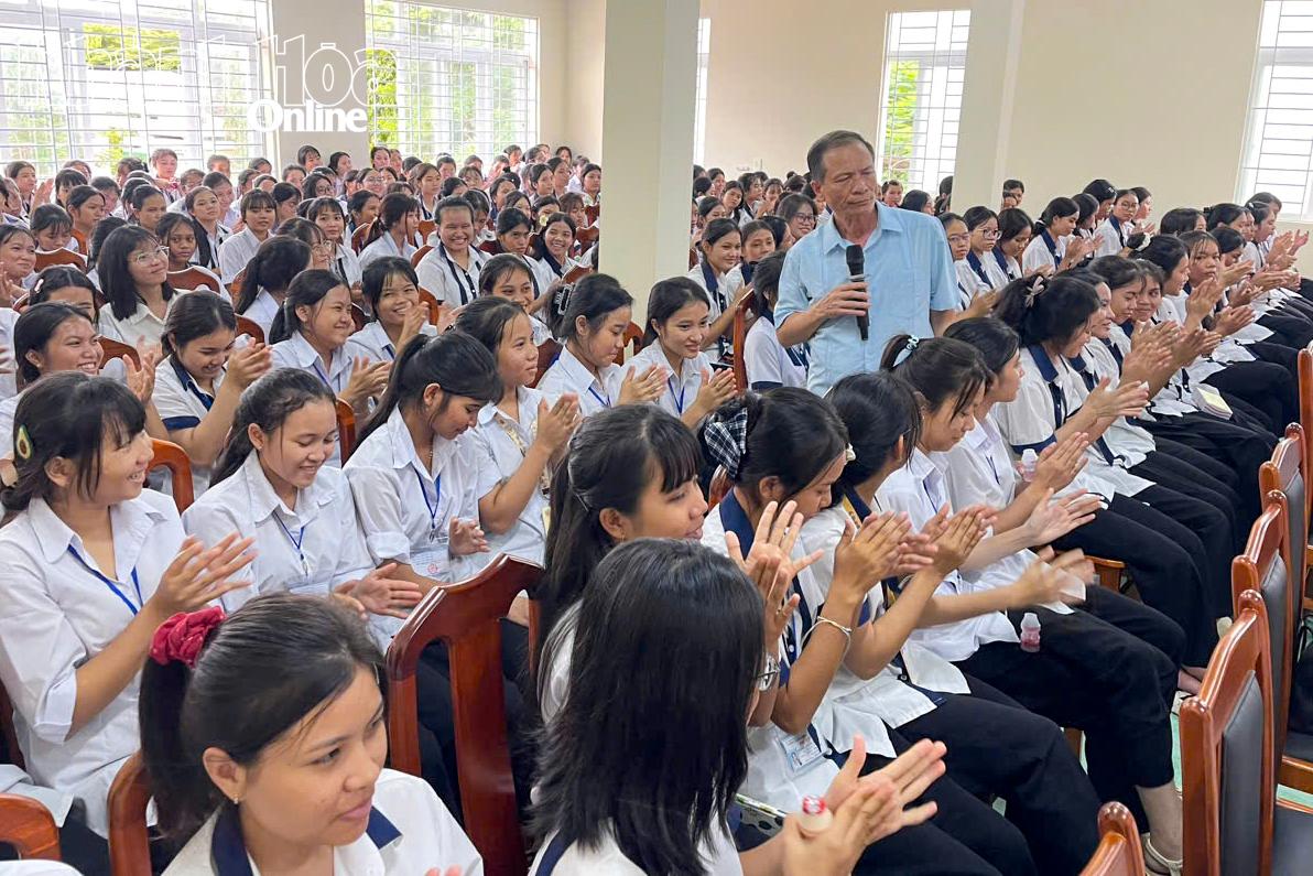 Học sinh Trường Phổ thông Dân tộc nội trú THPT Ninh Thuận được cập nhật kiến thức về chăm sóc sức khỏe sinh sản do ngành y tế phối hợp với nhà trường tổ chức.