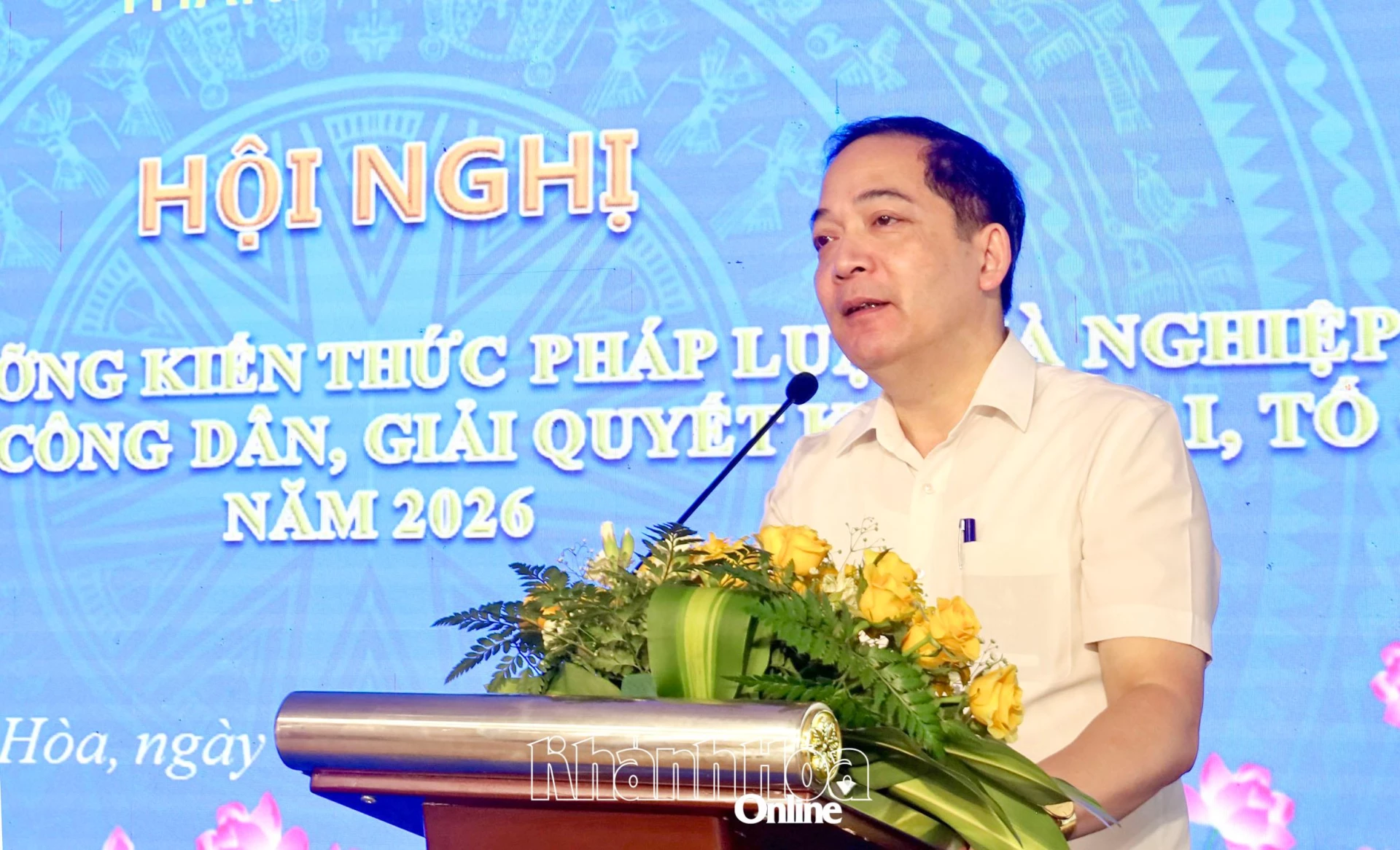 Tiến sĩ Nguyễn Huy Hoàng trình bày bài giảng.