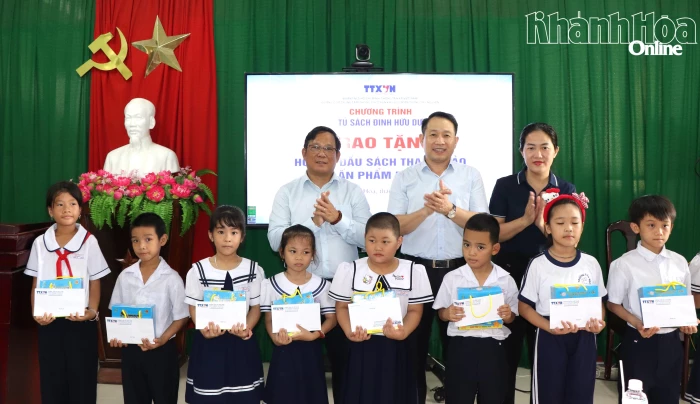 Thông tấn xã Việt Nam tặng sách cho học sinh và chia sẻ về tin giả cho sinh viên  