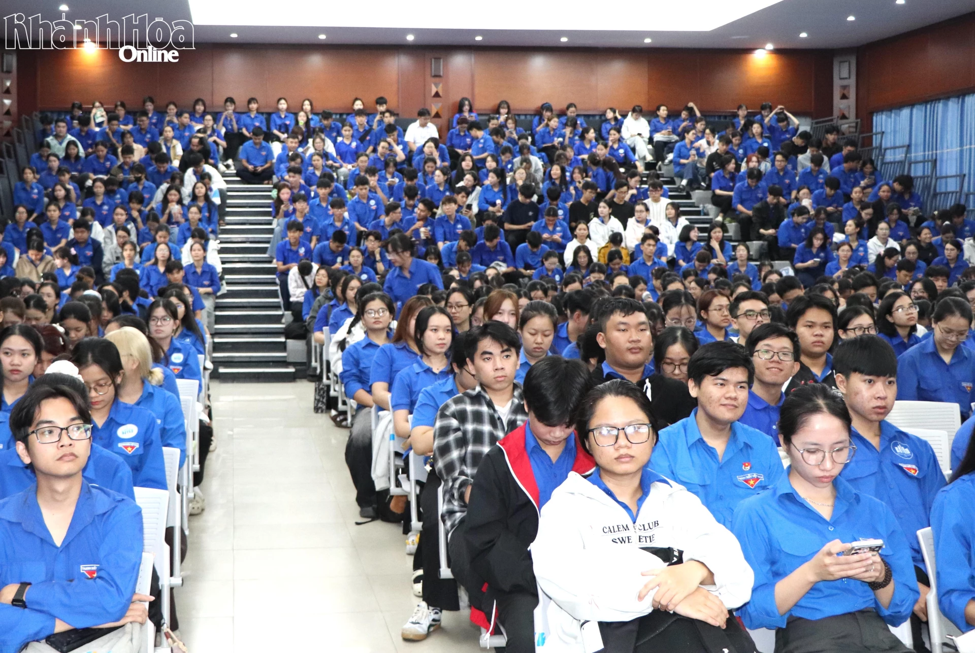 Gần 600 sinh viên tham dự chương trình chia sẻ “Nói không với Fake news”. 