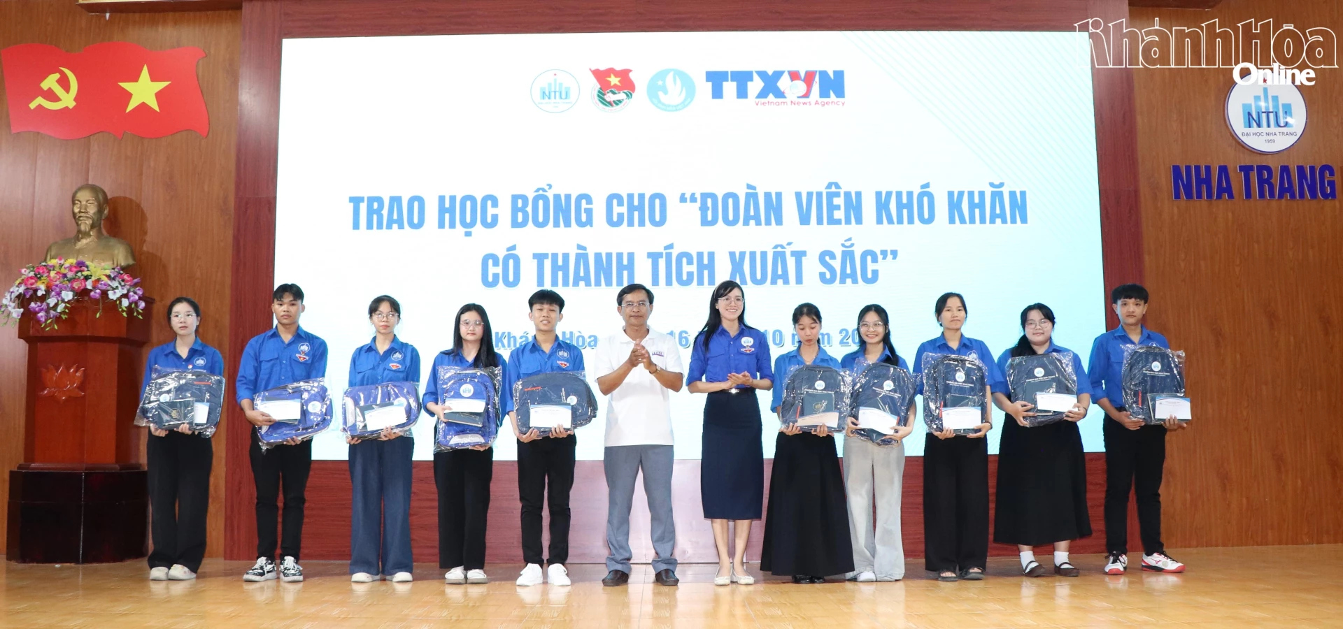 Đại diện Cơ quan thường trú Thông tấn xã Việt Nam tại tỉnh Khánh Hòa và Đoàn Thanh niên Trường Đại học Nha Trang trao học bổng cho các đoàn viên của trường.