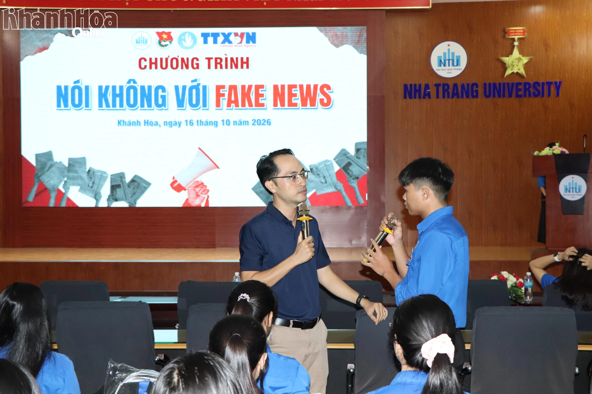 Sinh viên Trường Đại học Nha Trang trao đổi về chủ đề Nói không với Fake news” với nhà báo của Thông tấn xã Việt Nam.