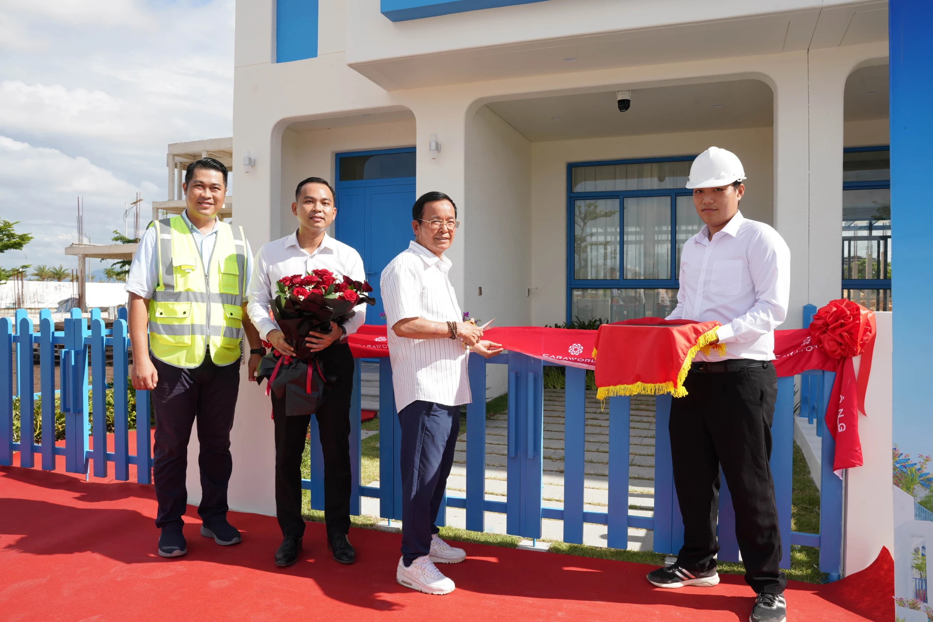 Ông Nguyễn Đạt Phong - chủ nhân căn nhà phố biển Hy Lạp phấn khởi khi nhận bàn giao nhà.