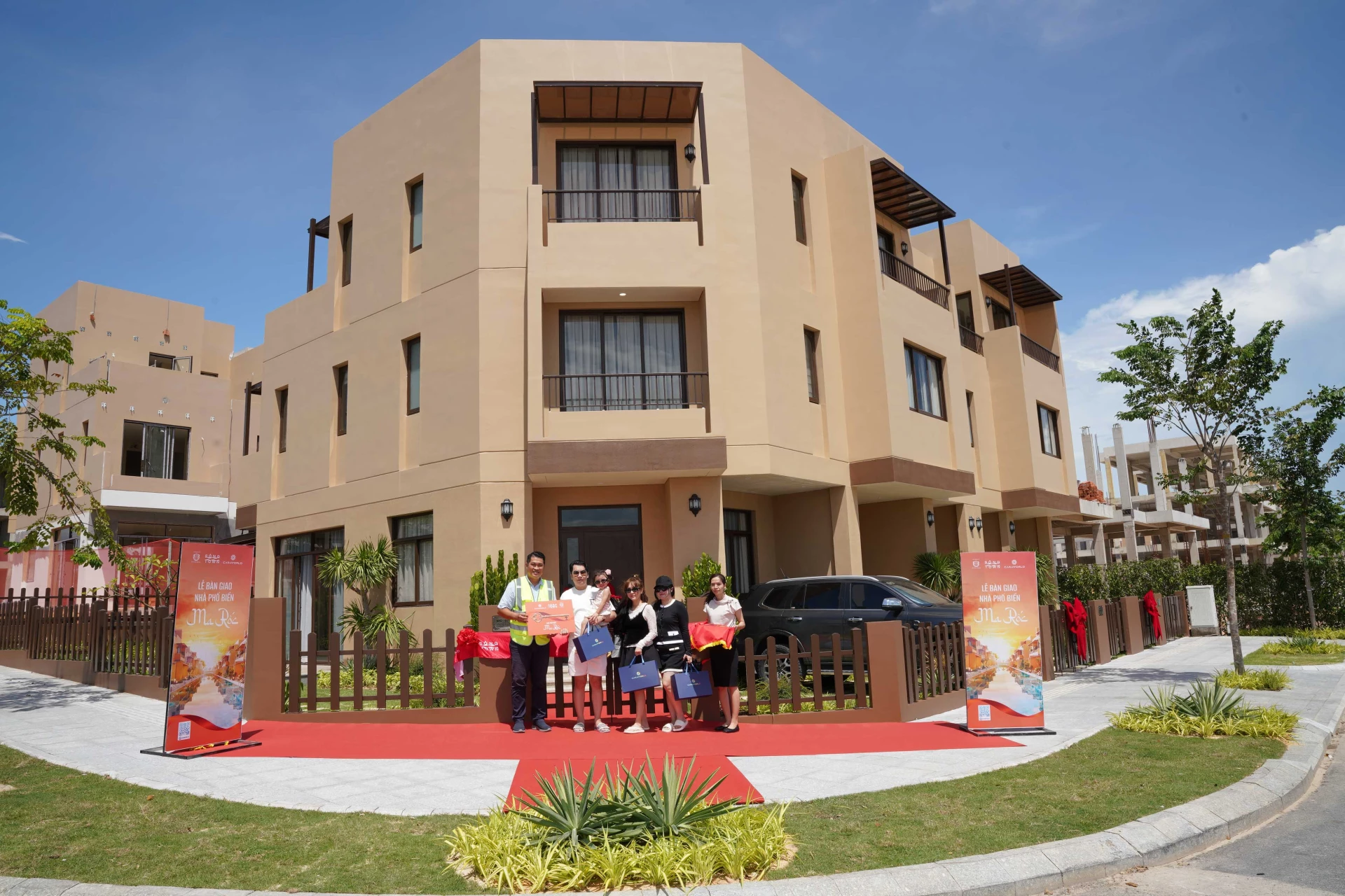 Gia đình ông Bùi Huy Tứ Hải nhận bàn giao một lúc ba căn nhà phố biển liền kề tại tiểu khu Ma-rốc.