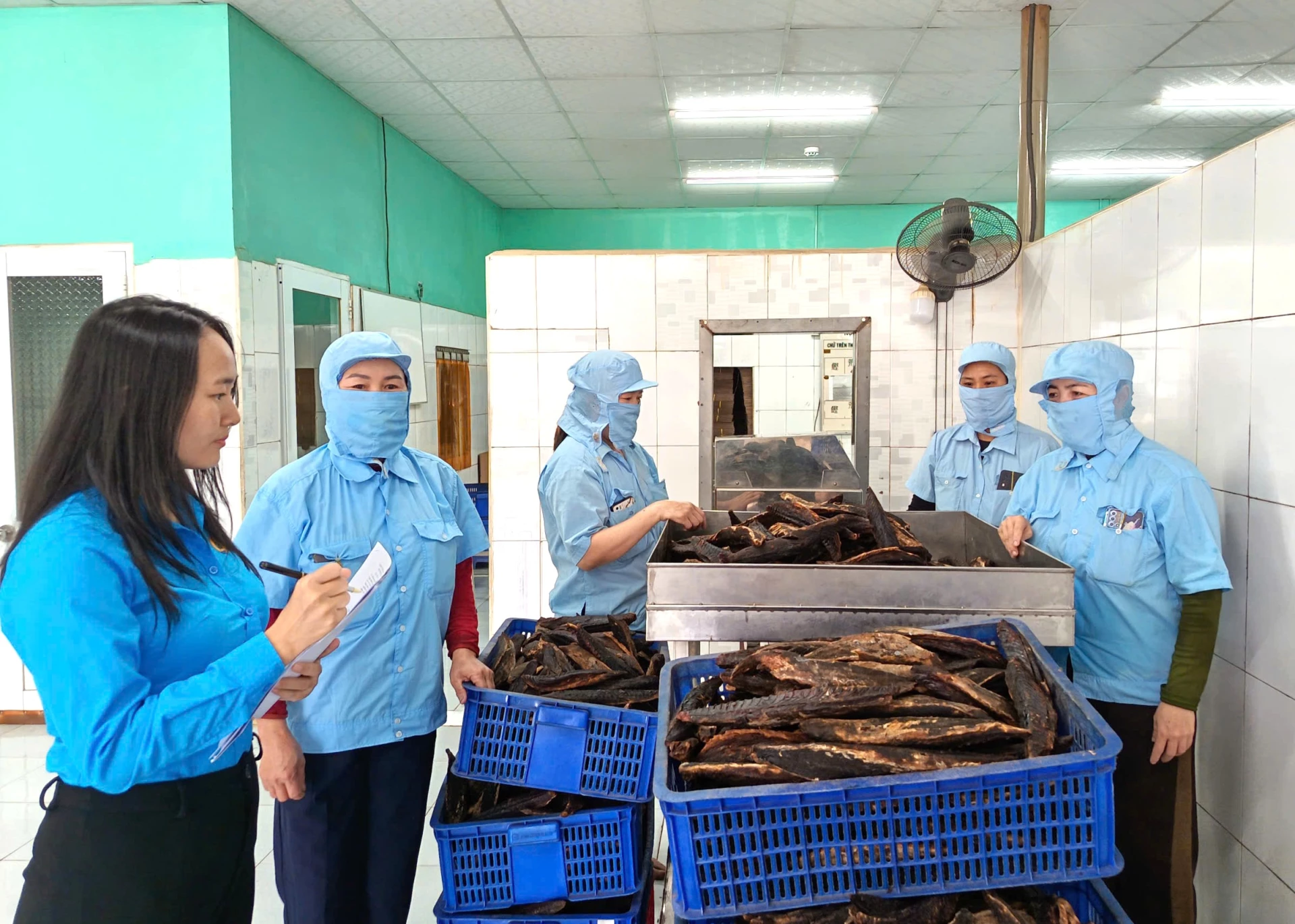 Cán bộ công đoàn cơ sở tại Khu Công nghiệp Suối Dầu khảo sát, nắm bắt tình hình việc làm, đời sống của người lao động.