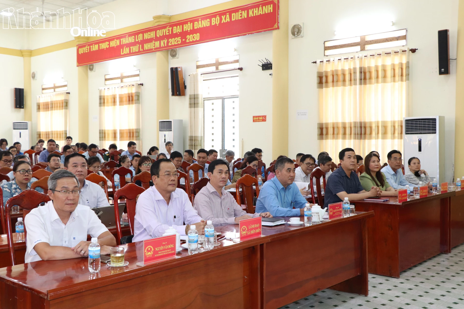 Lãnh đạo các xã khu vực Diên Khánh tham dự buổi tiếp xúc cử tri.
