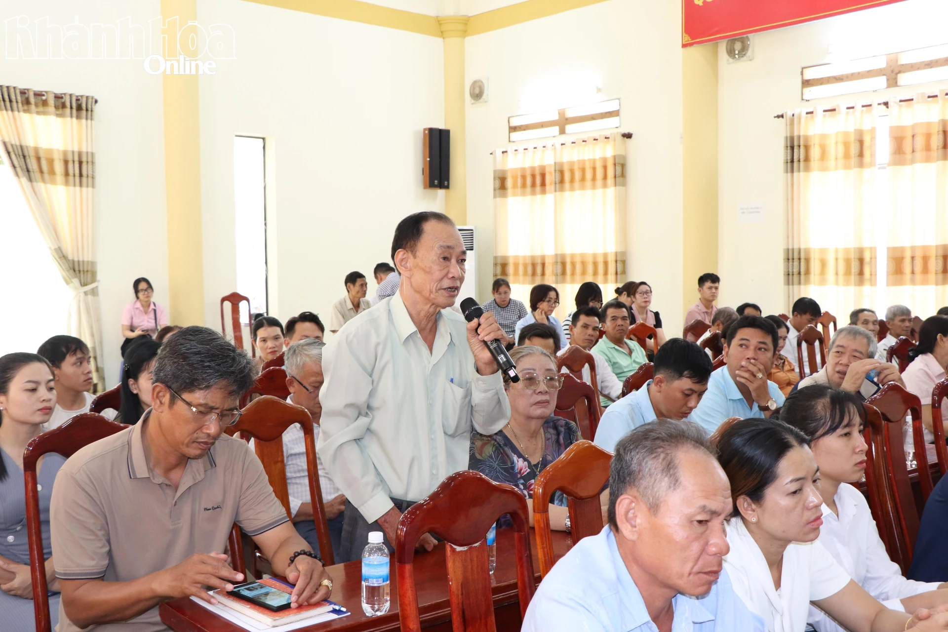Cử tri phát biểu ý kiến tại buổi tiếp xúc.