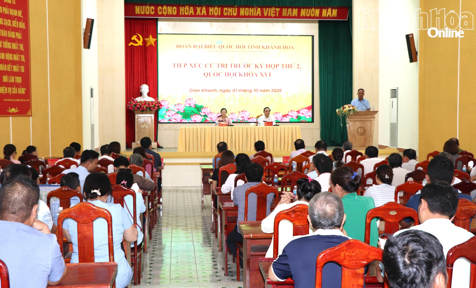 Quang cảnh buổi tiếp xúc cử tri.