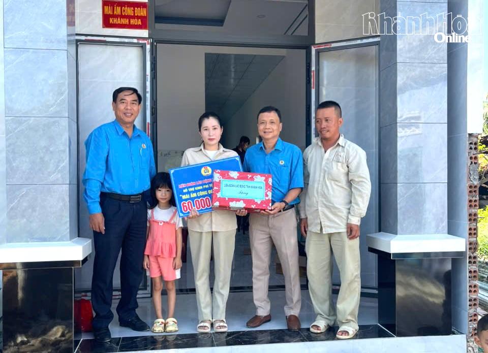 Lãnh đạo Liên đoàn Lao động tỉnh tặng quà, chúc mừng gia đình bà Đỗ Thị Trung Giang.
