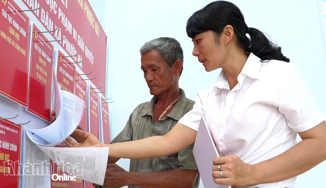 Cán bộ xã Phước Hà hướng dẫn người dân thực hiện thủ tục hành chính. Ảnh: Mã Phương.