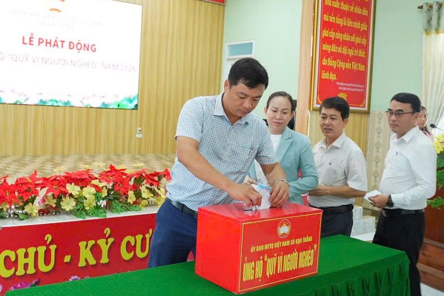 các tập thể cá nhân trực tiếp ủng hộ quỹ Vì người nghèo tại lễ phát động