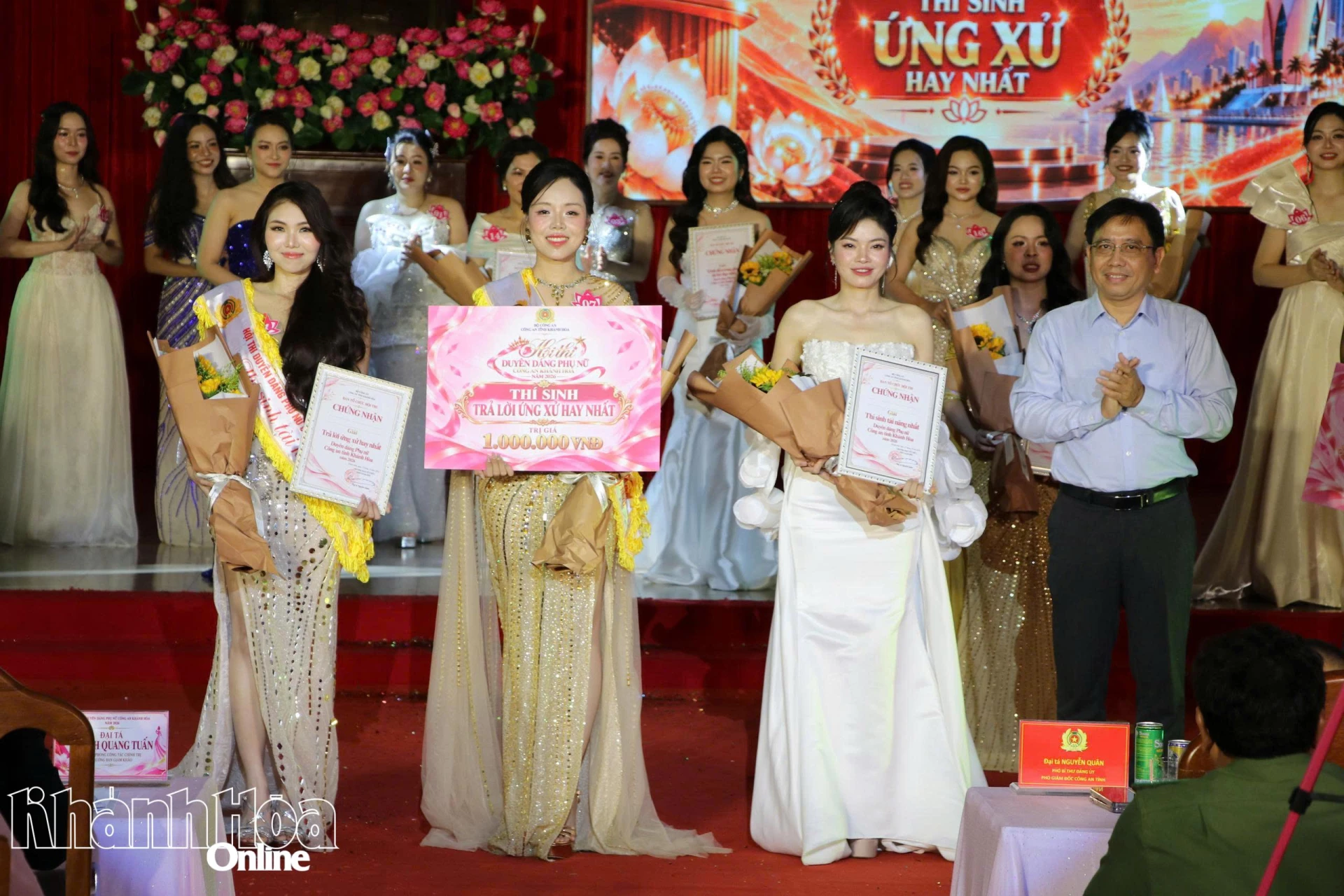 Ban tổ chức trao giải phụ cho 3 thí sinh ứng xử hay nhất.


