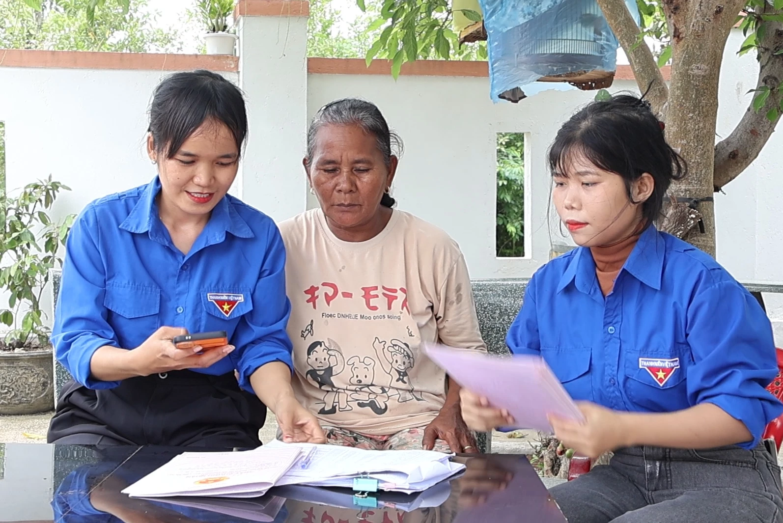 Tổ Công nghệ số cộng đồng xã Bác Ái Đông hỗ trợ cập nhật dữ liệu đất đai cho người dân.