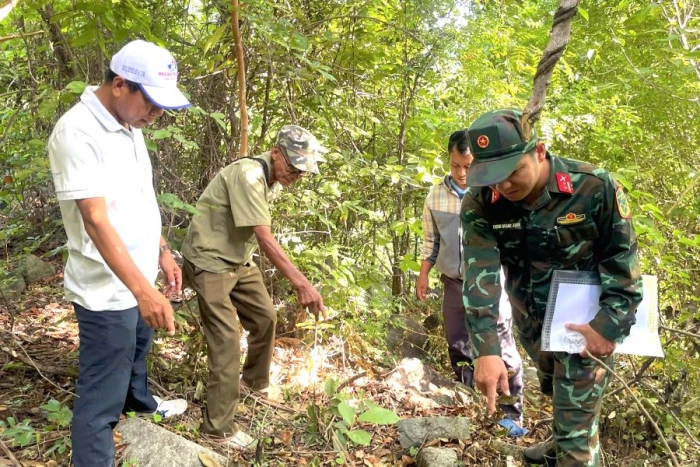Xã Công Hải khảo sát, xác minh thông tin mộ liệt sĩ