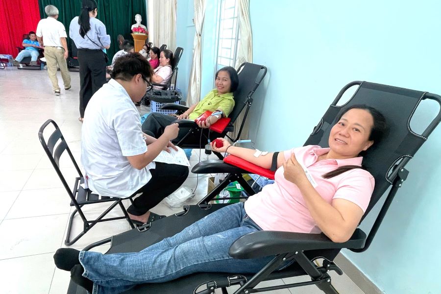 Các tình nguyện viên tham gia hiến máu tại ngày hội.