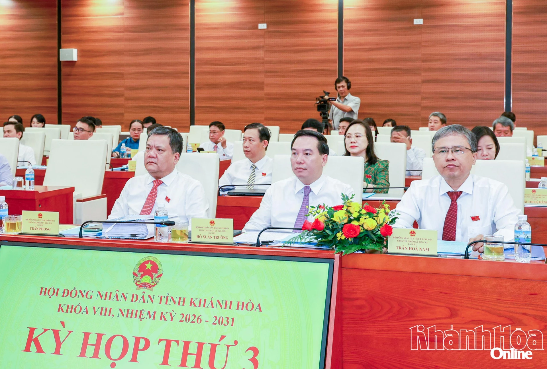 Các đồng chí: Trần Phong, Hồ Xuân Trường và đồng chí Trần Hòa Nam - Ủy viên Ban Thường vụ Tỉnh ủy, Phó Chủ tịch UBND tỉnh cùng các đại biểu tham dự kỳ họp.