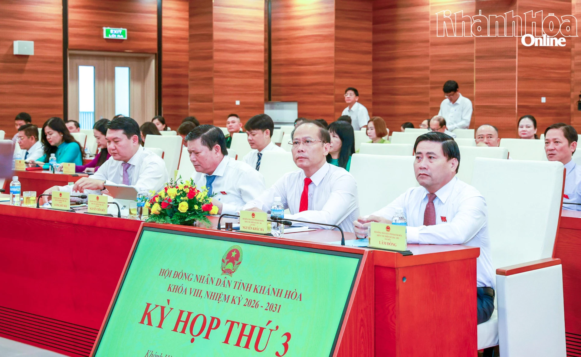 Các đồng chí: Lâm Đông, Nguyễn Khắc Hà và đại biểu tham dự kỳ họp.