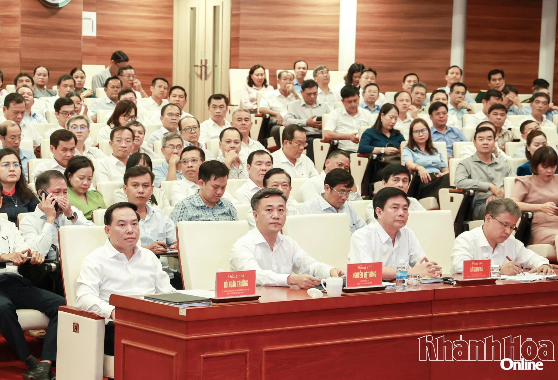 Các đồng chí: Hồ Xuân Trường, Nguyễn Việt Hùng và các đồng chí: Lữ Thanh Hải - Ủy viên Ban Thường vụ Tỉnh ủy, Phó Chủ tịch Thường trực HĐND tỉnh; Trần Hòa Nam - Ủy viên Ban Thường vụ Tỉnh ủy, Phó Chủ tịch UBND tỉnh tham dự hội nghị.