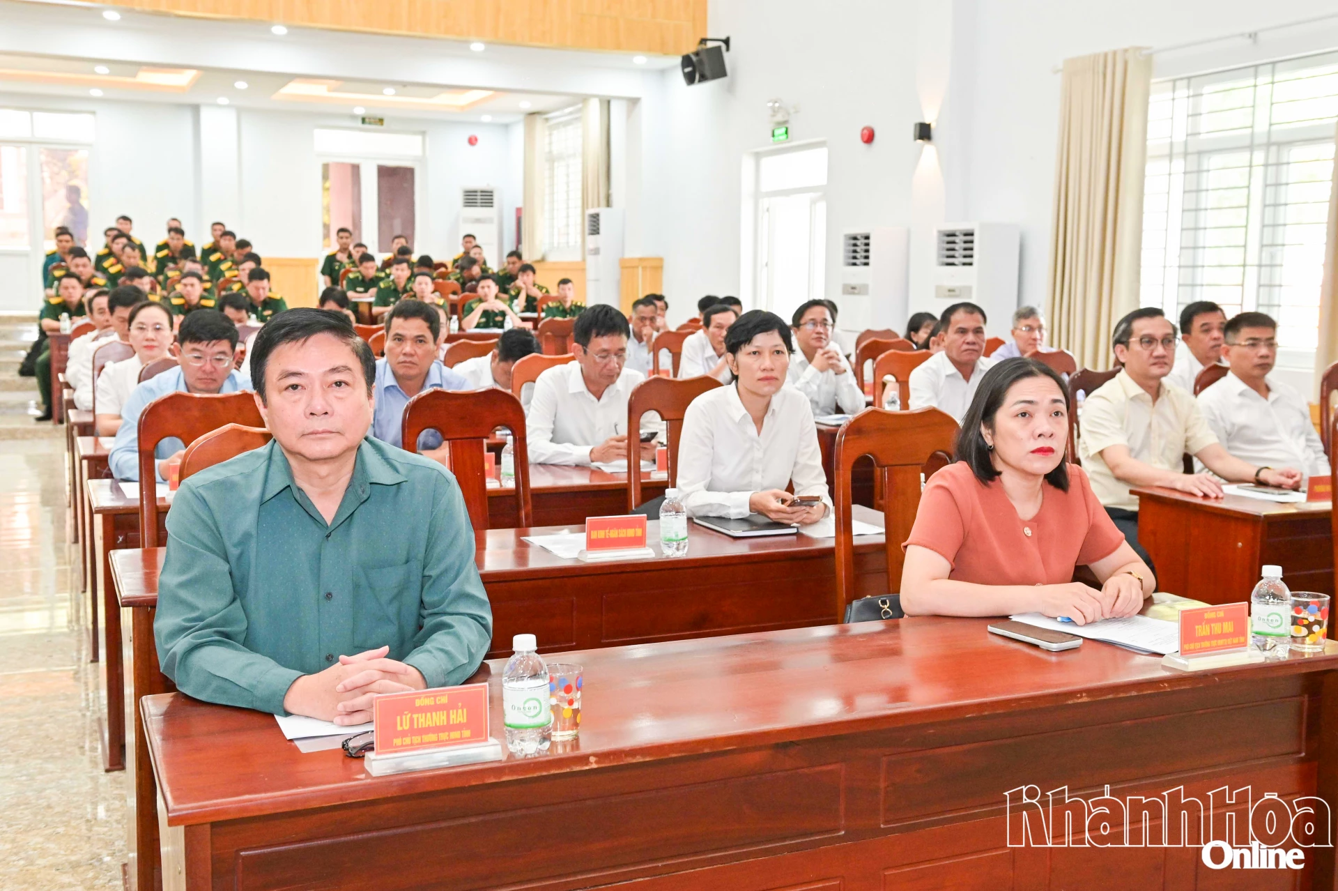 Đồng chí Lữ Thanh Hải và đồng chí Trần Thu Mai tham dự hội nghị.