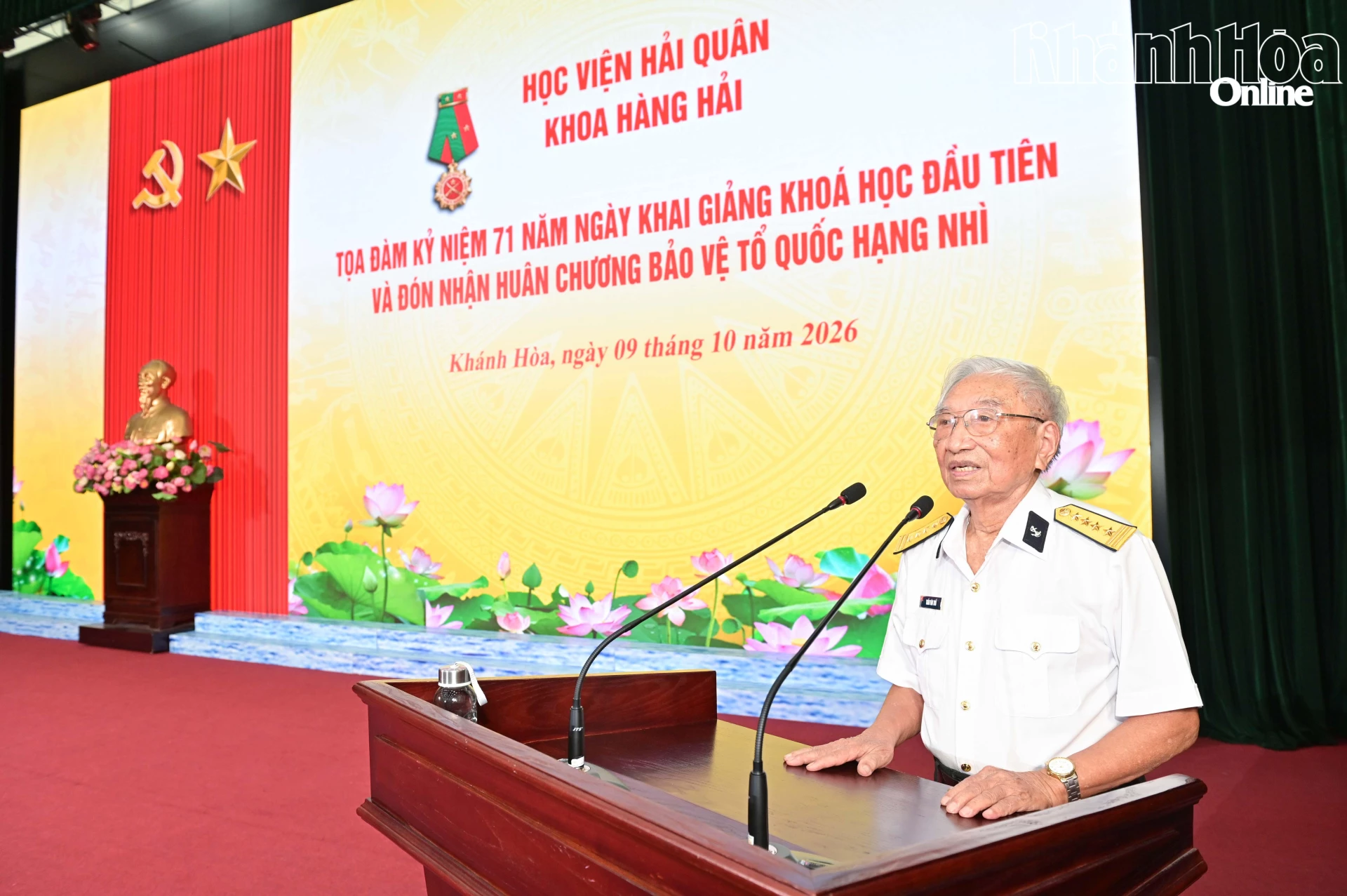 Các đại biểu phát biểu tham luận.